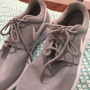 nike grey roshe